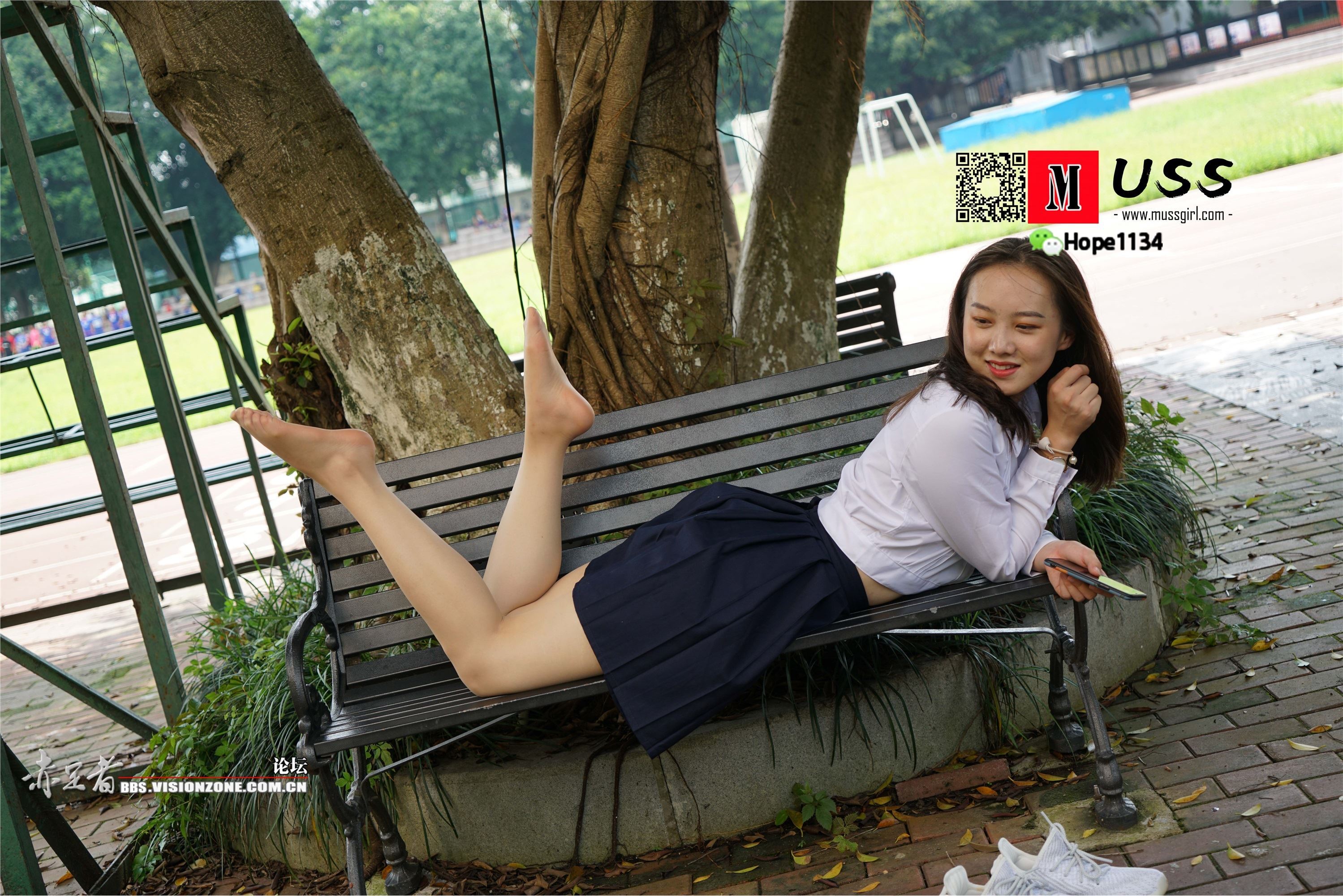 MussGirl慕丝女郎  NO.073 美女老师红红的超薄丝袜嫩足